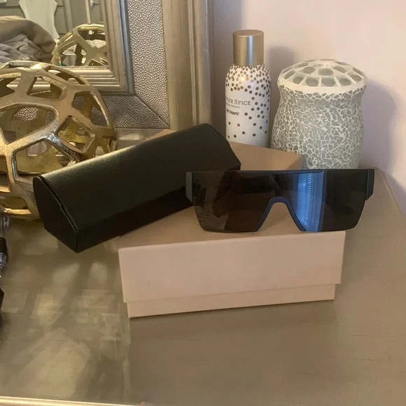 Burberry sunglasses black with white Burberry lettering Burberry BE4293 Sunglasses | Select Eyewear main image 3